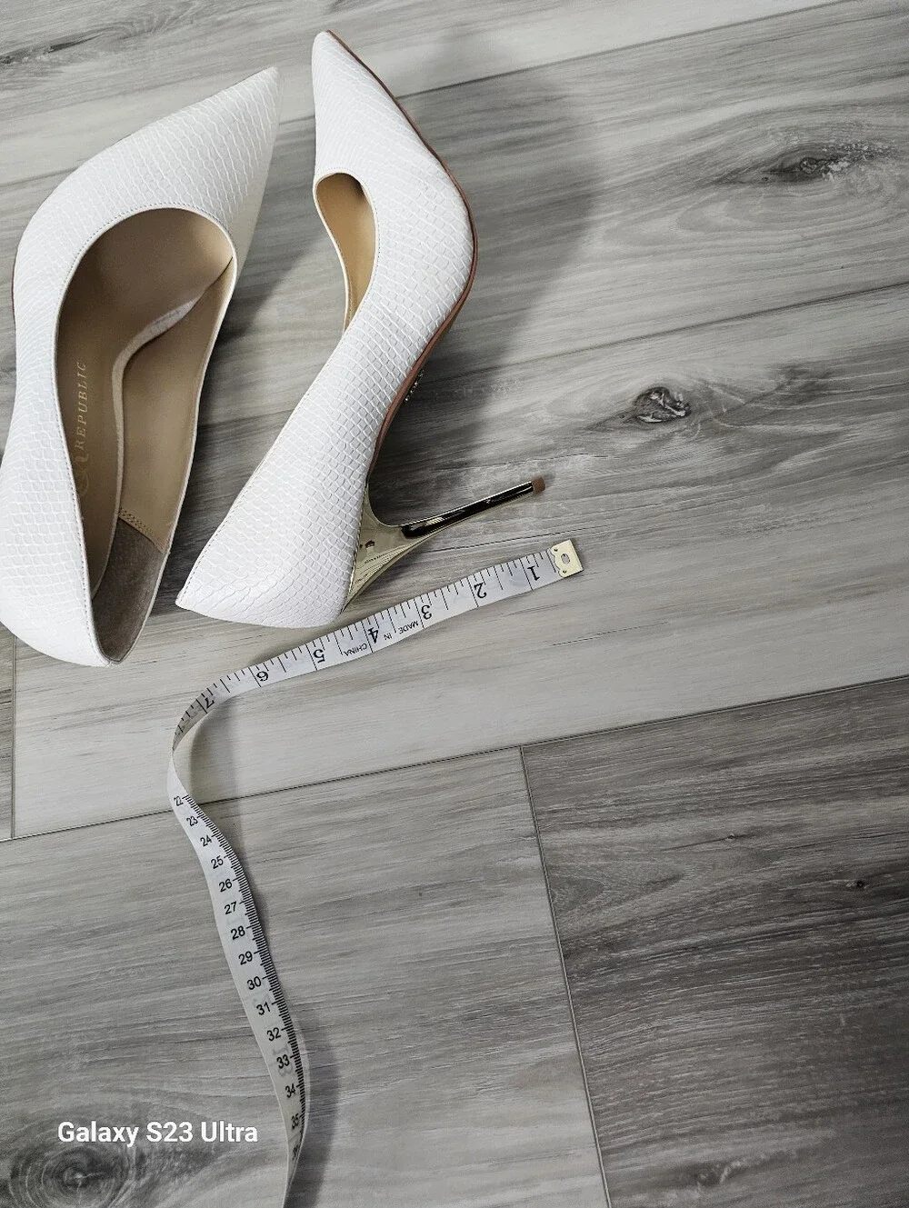 Elegant White Pointed Toe Stiletto Heels Sz 9.5